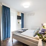 Csenge Apartment *
